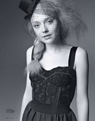 normal_DakotaMarieClaireRussiaNov2010002