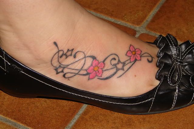 ik wil een tattoo! haha ik wil hem heeeeel graag op mijn voet en dan een van. Heb piercing in mijn Wenkbrauw en tattoo op rechter schouder bovenaan ( is